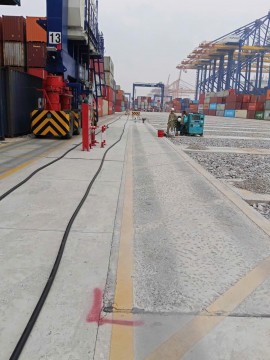 Phục hồi mặt nền cảng xe chạy mài mòn trơ đá bằng công nghệ đổ bê tông Mác 800 - MQT400